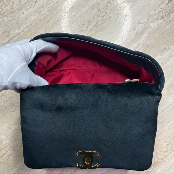 SOLD // Chanel 19 Small Velvet Black Flap Bag (2020) - Picture 8 of 11